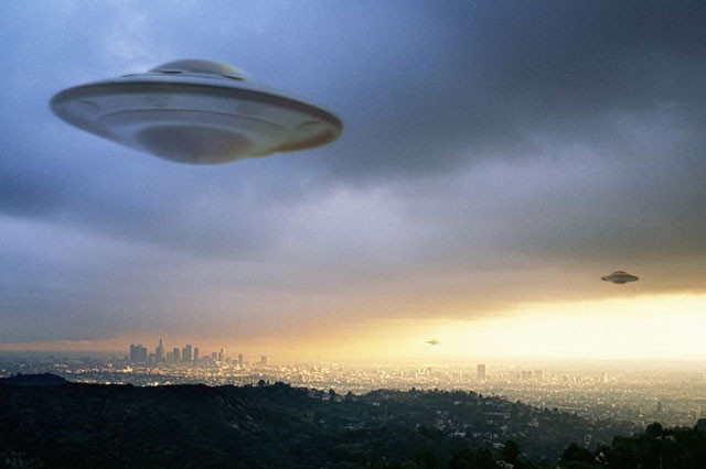 Cô gái hết hồn khi phát hiện UFO ở cự ly cực gần