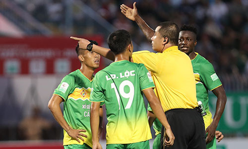 Cầu thủ Cần Thơ nhiều lần phản ứng trọng tài Thư trong trận đấu.