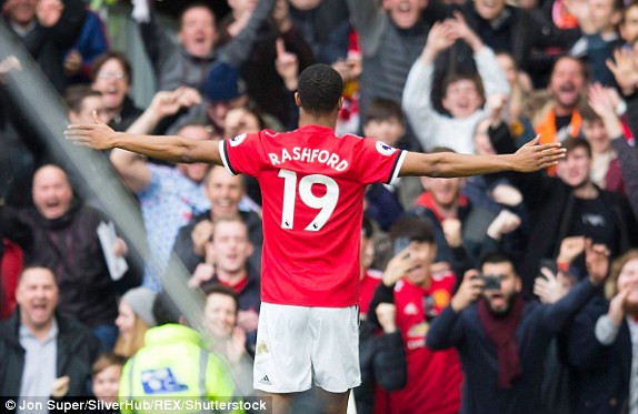 Marcus Rashford là tác giả cú đúp vào lưới Liverpool.