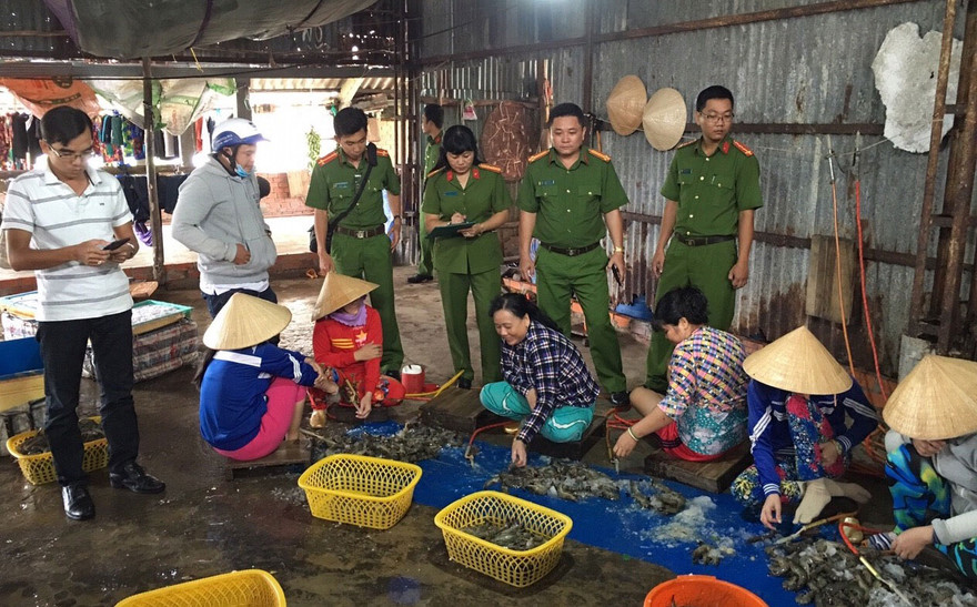 Lực lượng chức năng bắt quả tang hành vi bơm tạp chất vào tôm nguyên liệu