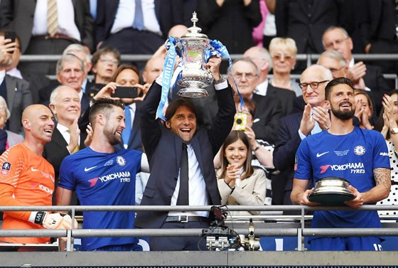 Nâng FA Cup, HLV Conte buông lời thách thức... ông chủ