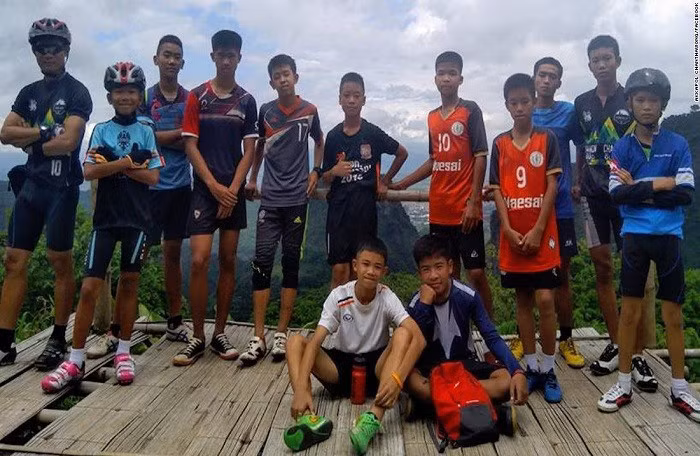 2 cầu thủ và huấn luyện viên đội Wild Boar trước khi mất tích. Ảnh: Facebook