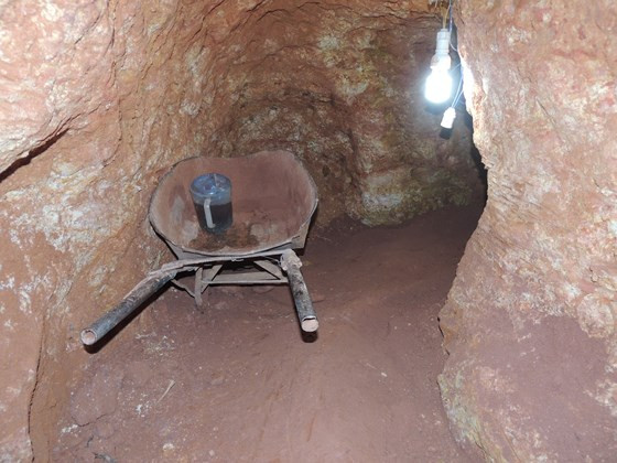 Bên trong "địa đạo" khai thác vàng.