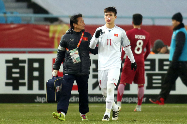 Hình ảnh Duy Mạnh lĩnh trọn quả tạt bóng rất căng của cầu thủ U23 Qatar và bị chảy máu ở vùng mặt nhưng anh vẫn tiếp tục thi đấu đầy quả cảm khiến nhiều người không cầm nổi nước mắt. 