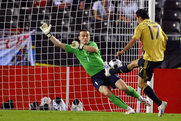 Thủ thành Akinfeev của Nga cũng cần hết sức tập trung nếu không muốn lọt lưới ở trận khai mạc