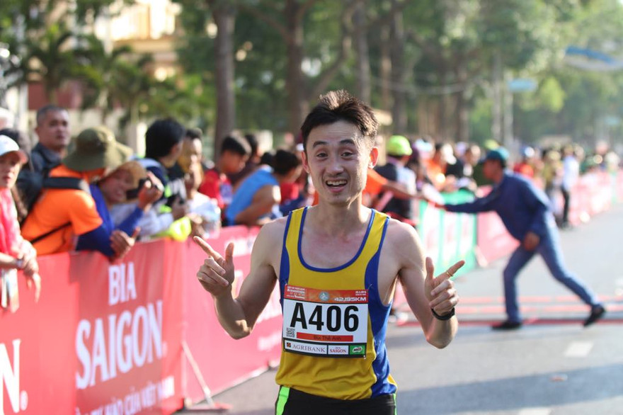 VĐV Bùi Thế Anh của đoàn Quân đội về nhất nội dung marathon.