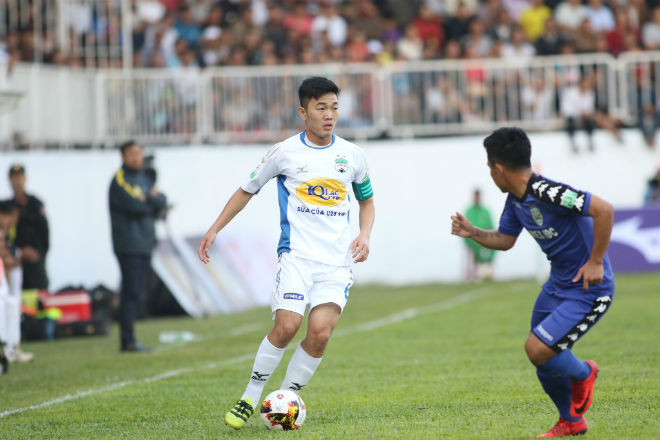 Cầu thủ Xuân Trường (áo trắng)