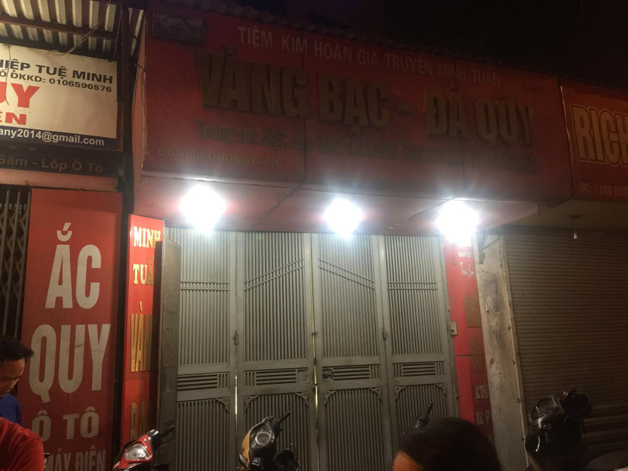 Dùng vật nghi súng cướp tiệm vàng ở đường Láng trong đêm