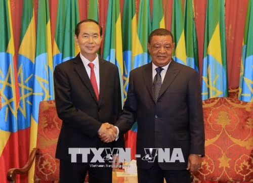 Chủ tịch nước Trần Đại Quang và Tổng thống Mulatu Teshome bắt tay trước hội đàm hẹp.