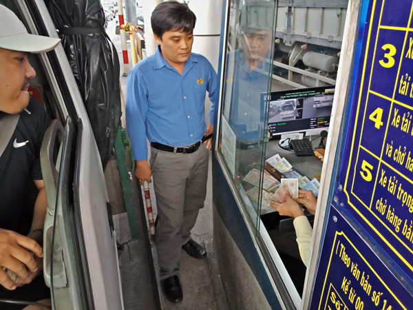 BOT Cần Thơ - Phụng Hiệp lại ùn tắc vì tài xế dùng tiền lẻ qua trạm