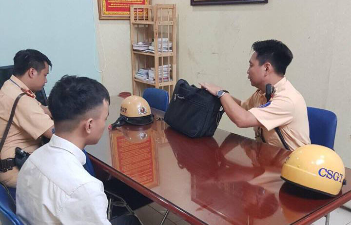 CSGT ngăn thanh niên định nhảy cầu Long Biên tự tử