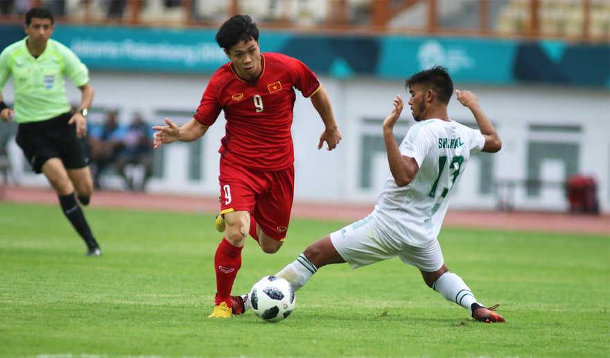 Công Phượng trong trận đấu với Olympic Pakistan