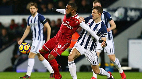 Trang phục quần đỏ của Arsenal bị so sánh với... Super Mario