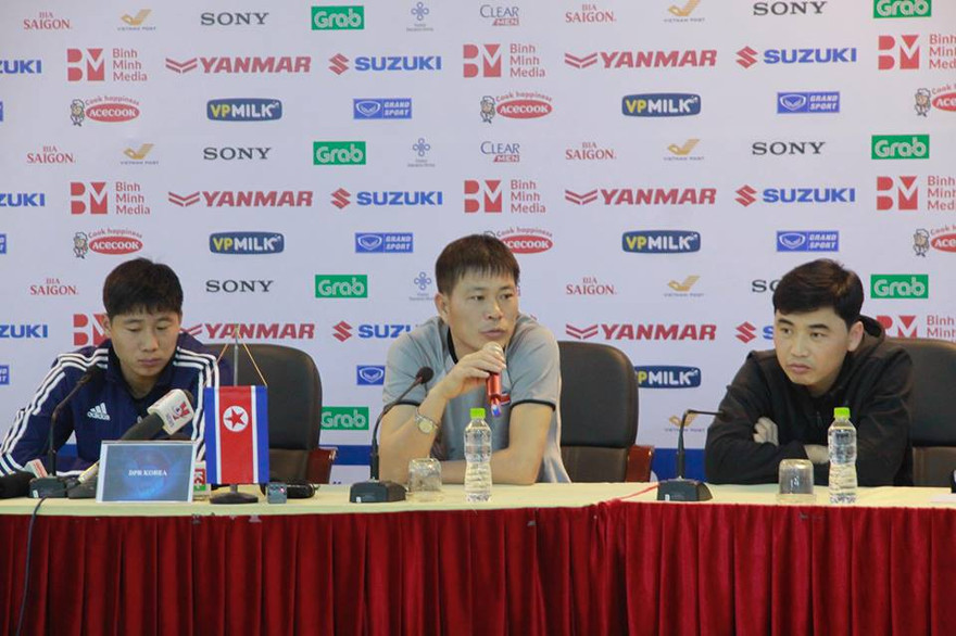 HLV Kim Yong-jun (giữa) trong buổi họp báo trước trận giao hữu giữa đội tuyển Việt Nam và đội tuyển Triều Tiên. Ảnh: Duy Phạm
