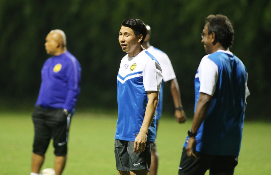 HLV Tan Cheng Hoe (giữa) trong buổi tập của đội tuyển Malaysia tại Hà Nội hôm qua. Ảnh: Vnexpress 