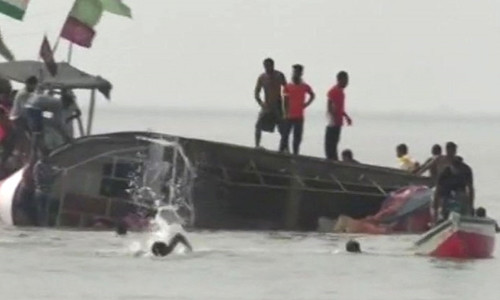 Tàu chở 40 học sinh lật giữa biển, nhiều người mất tích