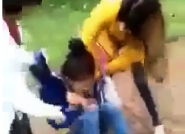 Nữ sinh bị đánh, lột áo. Ảnh: Cắt từ clip. 