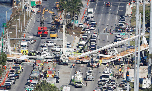 Lực lượng cứu hộ đang tìm kiếm nạn nhân bên dưới. Ảnh: Reuters.