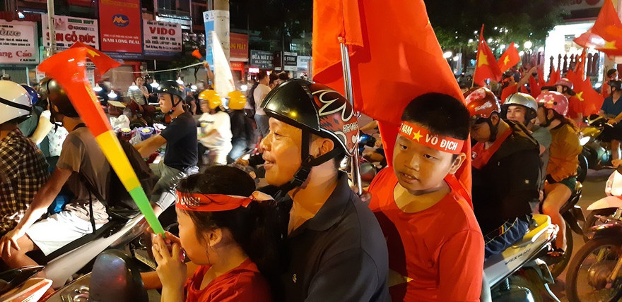 Cả nước xuống đường mừng tuyển Việt Nam vào chung kết AFF Cup