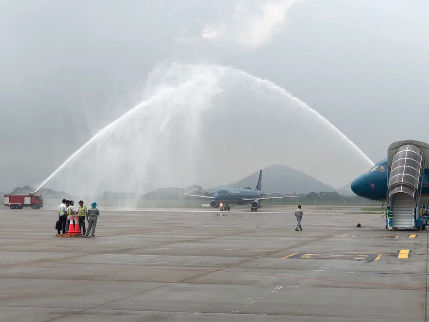 Nghi thức phun vòi rồng đón chuyên cơ chở đoàn Thể thao Việt Nam. Ảnh: Như Ý