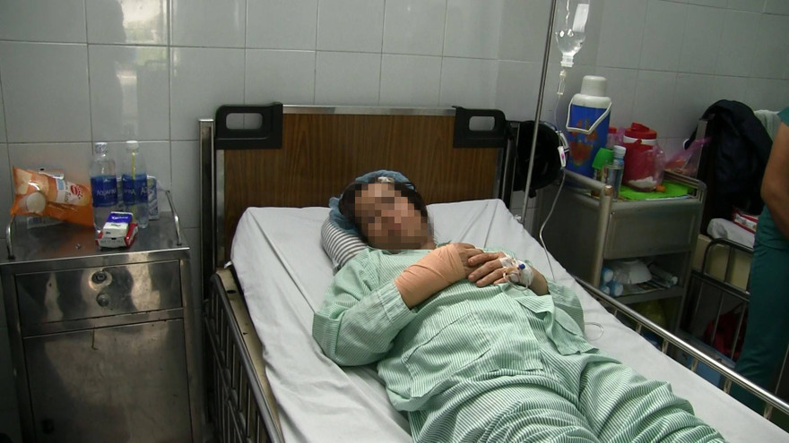 Giằng co với cướp, người phụ nữ bị chém nhiều nhát