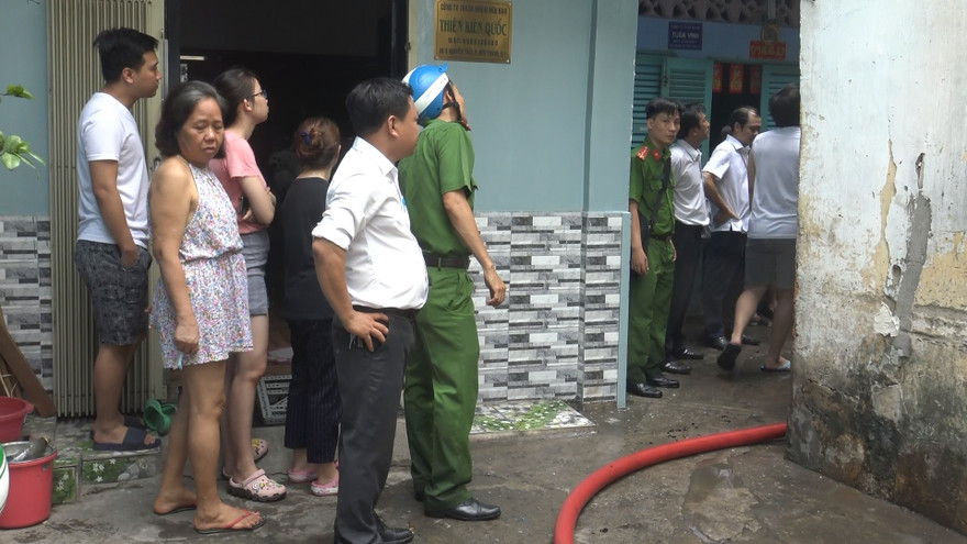 Căn nhà bị cháy nằm sâu trong hẻm nhỏ.