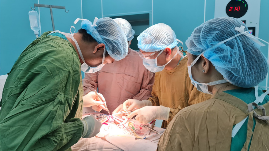 Các bác sĩ phẫu thuật cấp cứu cho bệnh nhân.