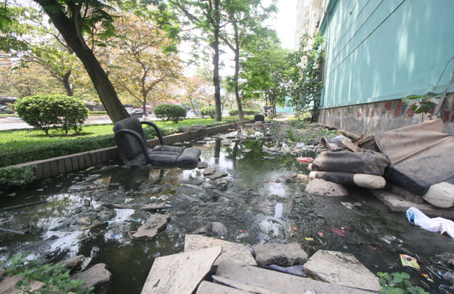 Người dân khu đô thị Đồng Tàu nhiều năm qua khốn khổ vì nước thải, nhà lún nứt và hệ thống PCCC chỉ để làm cảnh.