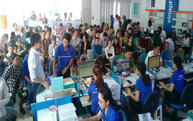 Sau khi phát hiện là chủ thuê bao "ma", khách hàng phải vất vả đi hủy thông tin tại các đại lý của nhà mạng.