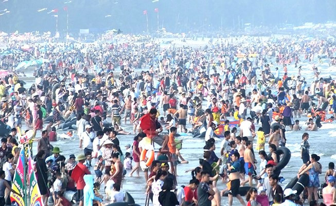 'Biển người' chen chúc đổ về biển Sầm Sơn ngày nghỉ lễ