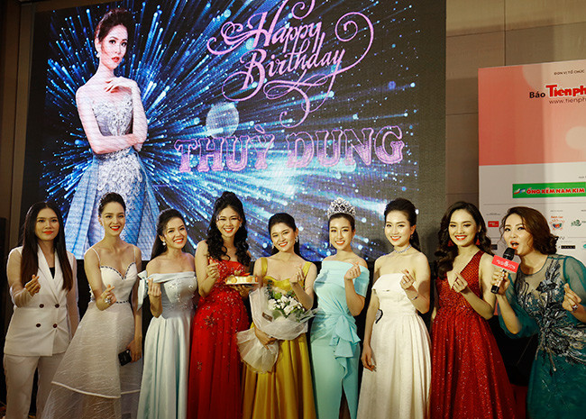 Á Hậu Thùy Dung bất ngờ được BTC mừng sinh nhật tại họp báo HHVN