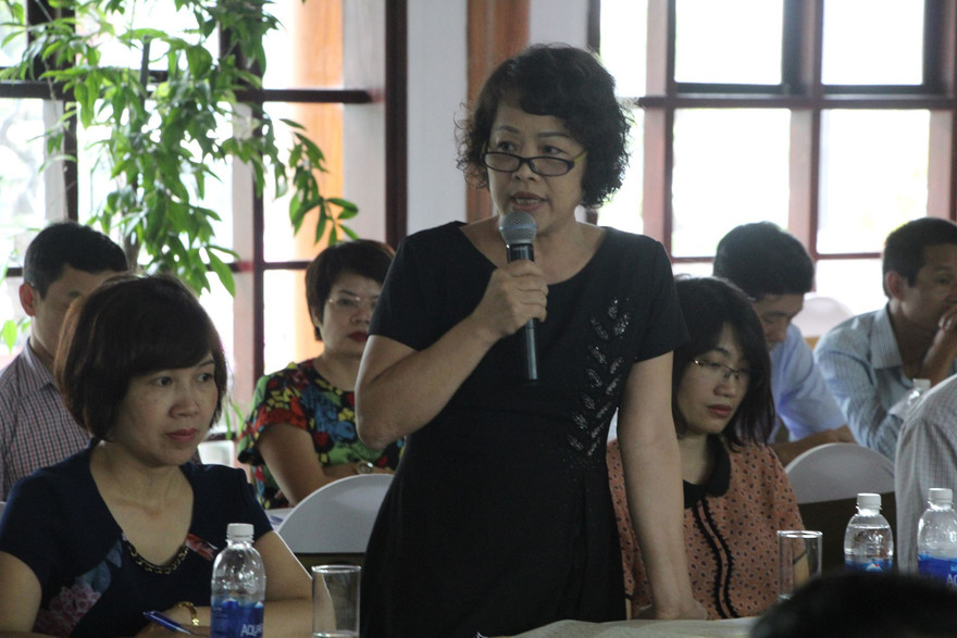 Bà Hằng, Trưởng phòng Hành chính tư pháp (Sở Tư pháp) phát biểu tại Hội nghị