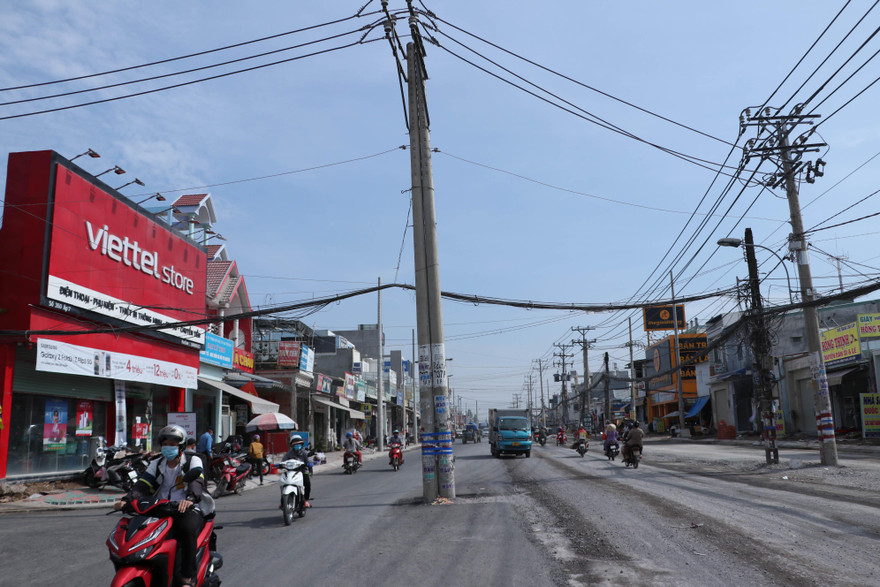 Hàng trăm trụ điện 'mọc' giữa đường, trực chờ gây họa cho người tham gia giao thông