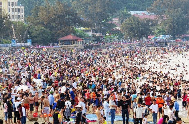 Du lịch năm 2016 với hình ảnh quá tải các bờ biển