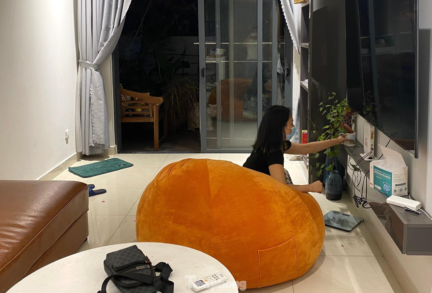 Dịch COVID-19 kéo dài khiến khó khăn bủa vây, thu nhập giảm nhưng người vay tiền mua nhà không được hỗ trợ giảm lãi.