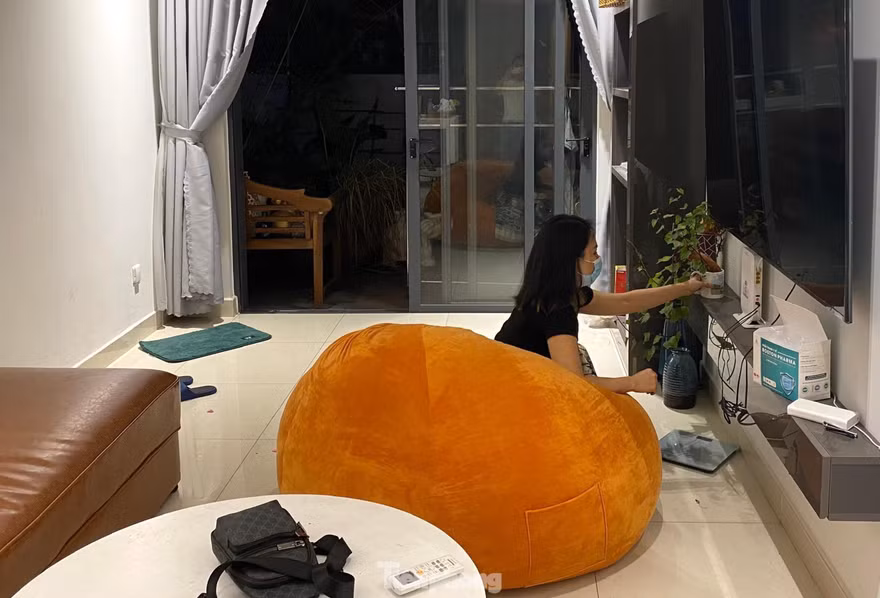 Dịch COVID-19 kéo dài khiến khó khăn bủa vây, thu nhập giảm nhưng người vay tiền mua nhà không được hỗ trợ giảm lãi.