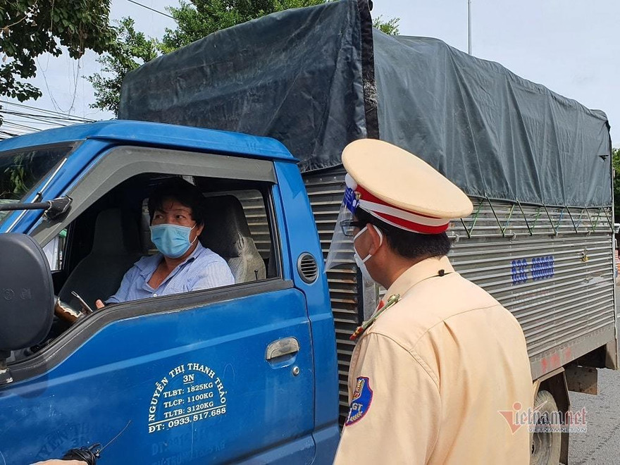 Cảnh sát giao thông kiểm tra xe luồng xanh vào TP.Vũng Tàu. Ảnh: Vietnamnet