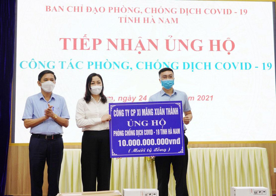 Đại diện Ban lãnh đạo Công ty cổ phần xi măng Xuân Thành trao tặng ủng hộ 10 tỷ đồng cho công tác phòng chống dịch COVID-19 tỉnh Hà Nam 