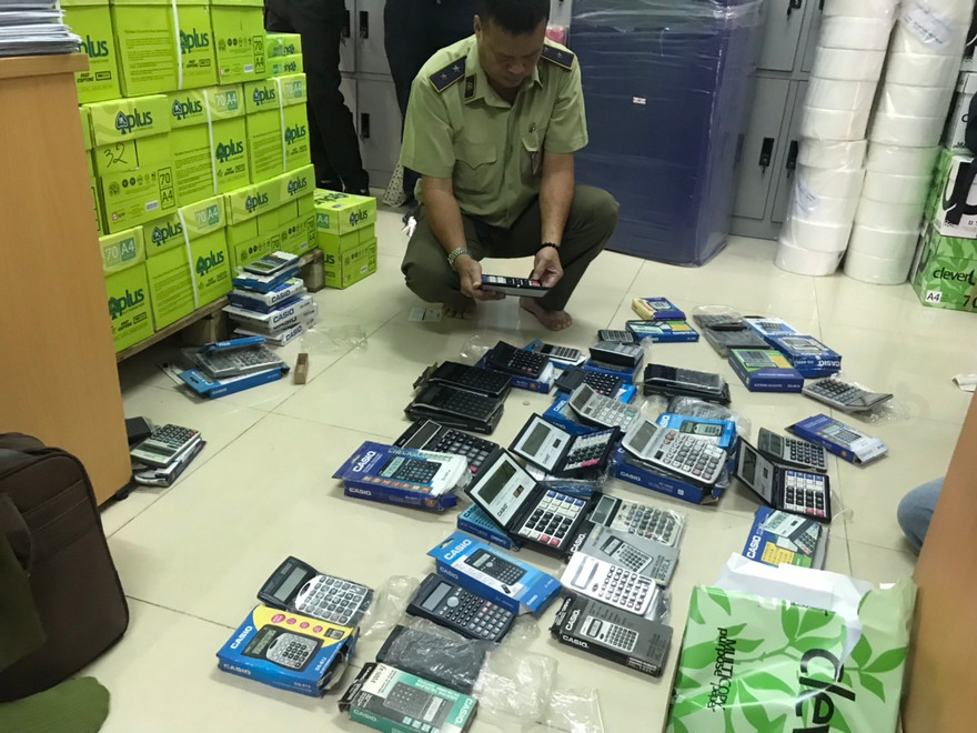 Cục quản lý thị trường TPHCM kiểm tra máy tính Casio tại các điểm nghi bị giả, nhái