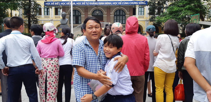 Bố ôm động viên con trai sau 90 phút làm bài khảo sát bằng Tiếng Anh vào lớp 6 Trường THPT Chuyên Trần Đại Nghĩa