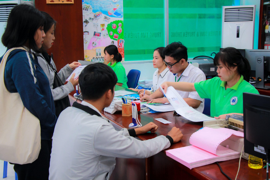 Thí sinh làm hồ sơ đăng ký vào truường ĐH Công nghiệp Thực phẩm TPHCM