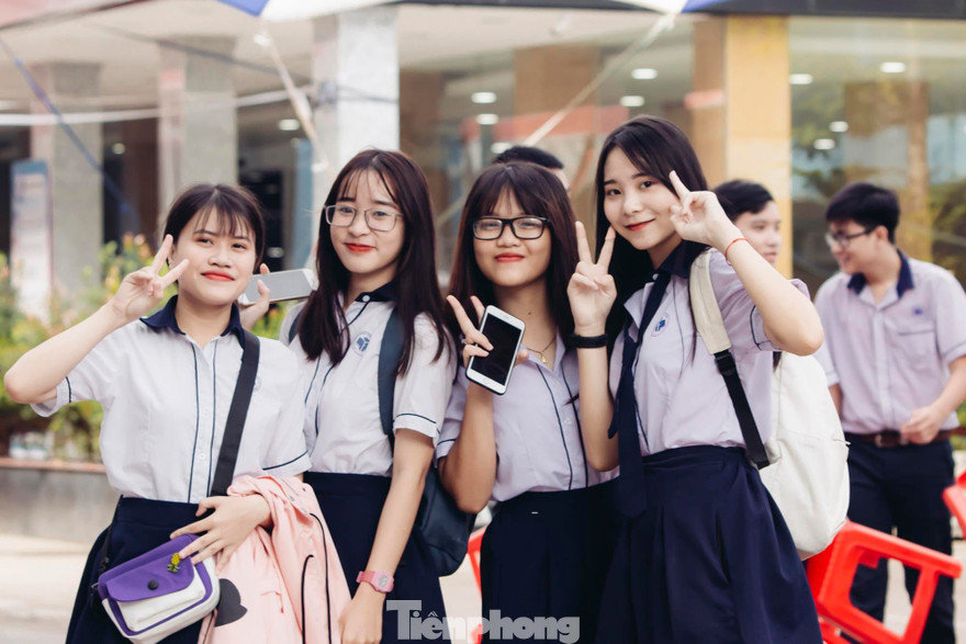 Nữ sinh rạng người trong ngày khai giảng
