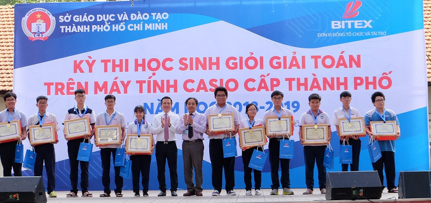 Gần 1.000 học sinh thi chung kết giải toán trên máy tính cầm tay