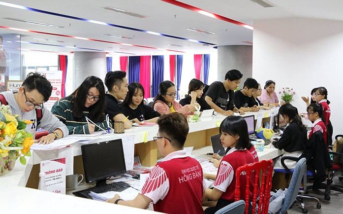 Thí sinh nộp hồ sơ nhập học vào trường đại học Quốc tế Hồng Bàng