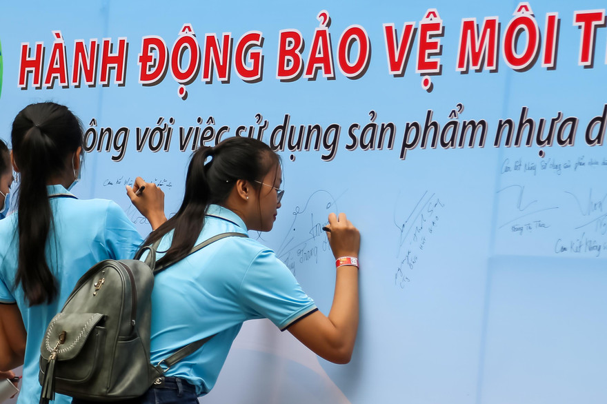Học sinh, sinh viên TPHCM ký cam kết không sử dụng ly nhựa, ống hút