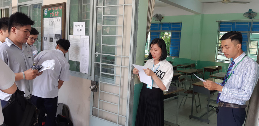 Giám thị đọc tên và kiểm tra thông tin thí sinh trước khi vào phòng thi.