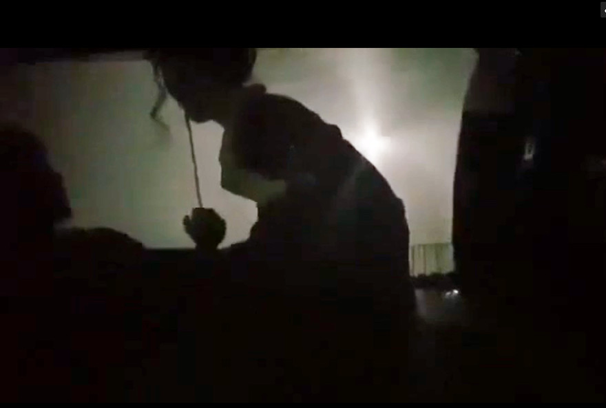 Cảnh nóng trong hoạt cảnh của một vở diễn do học sinh trường THPT Võ Trường Toản, quận 12, TPHCM đóng bị phản ứng