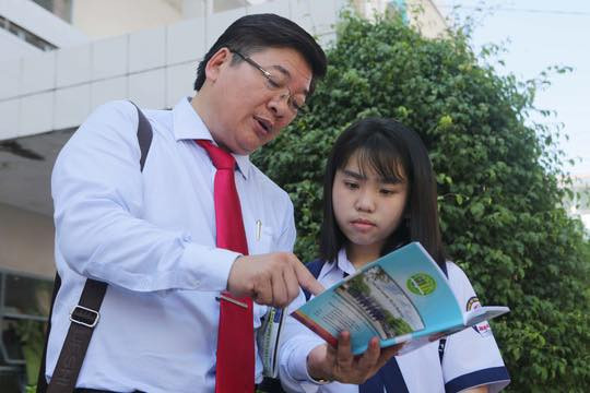 Tiến sĩ Trần Đình Lý, phó hiệu trưởng trường đại học Nông lâm TPHCM tư vấn cho thí sinh