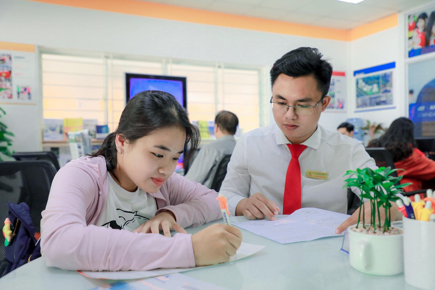 Thí sinh nộp hồ sơ học bạ vào một trường đại học ở TPHCM