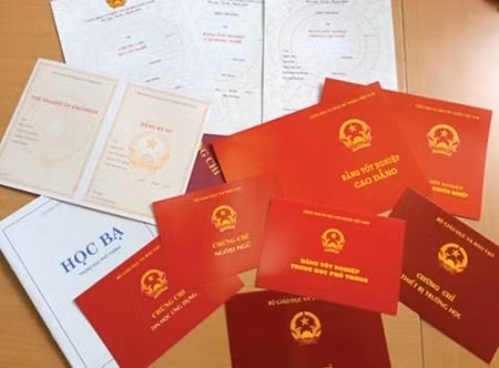 Bằng giả hiện nay tràn lan trên thị trường (ảnh internet)